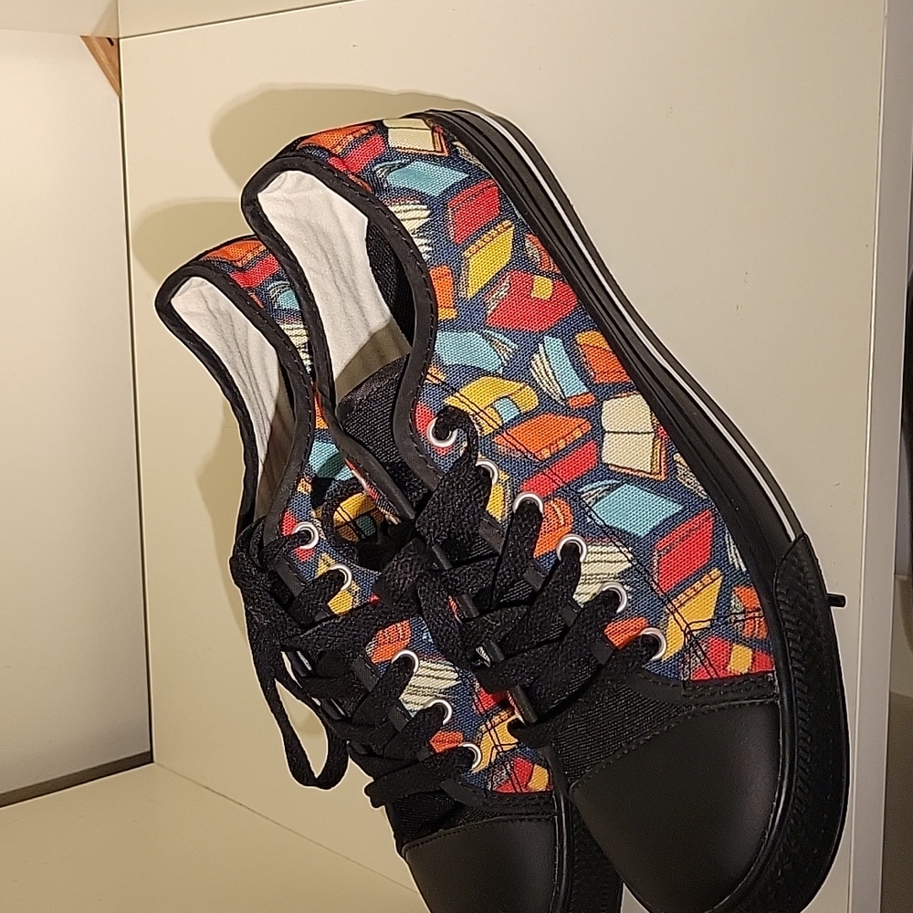 Size 8m/9f book casual sneaker